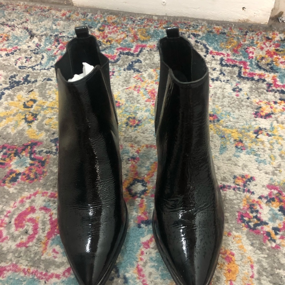 Short cowboy patent boots